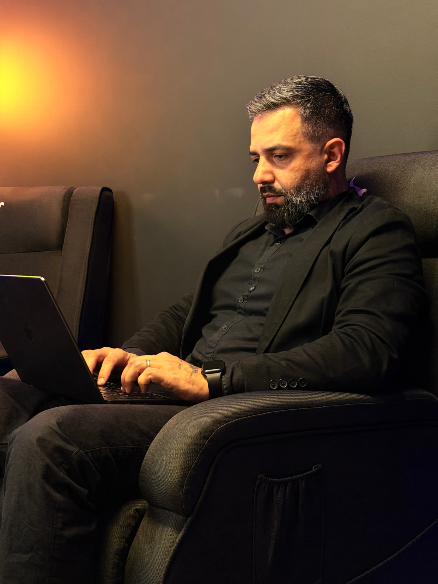 Rodrigo, da AXOR, sentado com o notebook durante a análise de um projeto.